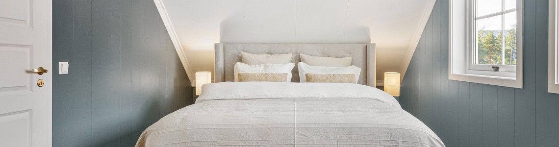 Amenajarea unui dormitor în mansardă: Idei și sfaturi utile