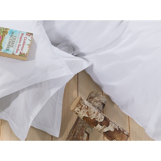 Lenjerie de pat Alba din bumbac fabricată cu atenție la detalii în atelierul propriu.